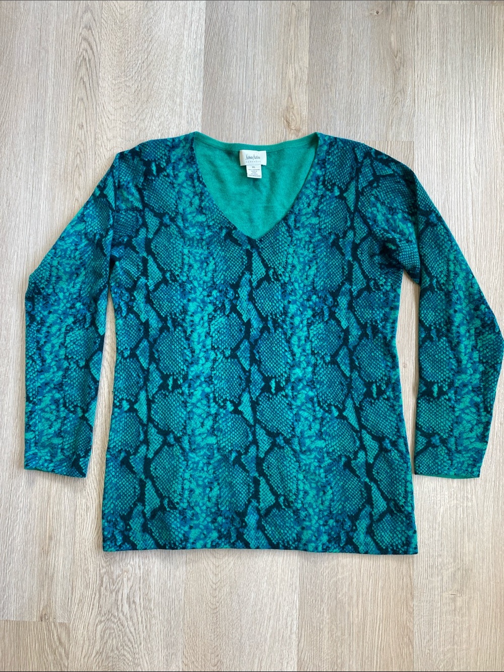 Neiman Marcus Cashmere XL Teal Snakeskin Print V-Neck Sweater 100% Cashmere